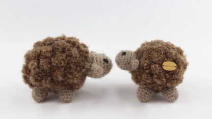brązowe owieczki mama i córka zabawki dla dzieci handmade z alpaki