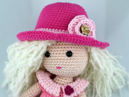 elegancka lalka w kapeluszu