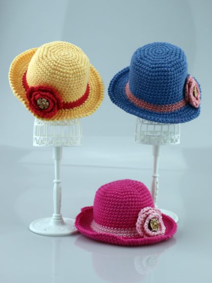 elegancki kapelusz z różą dla lalki
