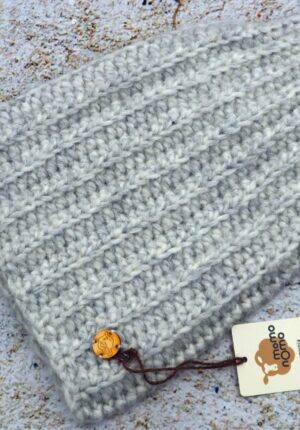 Jasnoszara puchata czapka z alpaki