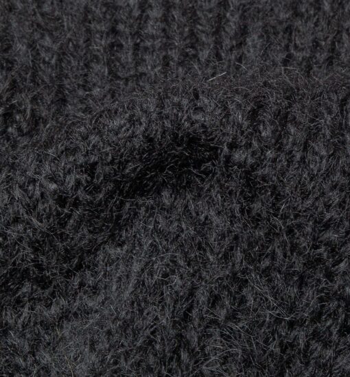 Cudownie mięciutki i puszysty kardigan ALPAKA SURI w kolorze smolistej czerni.